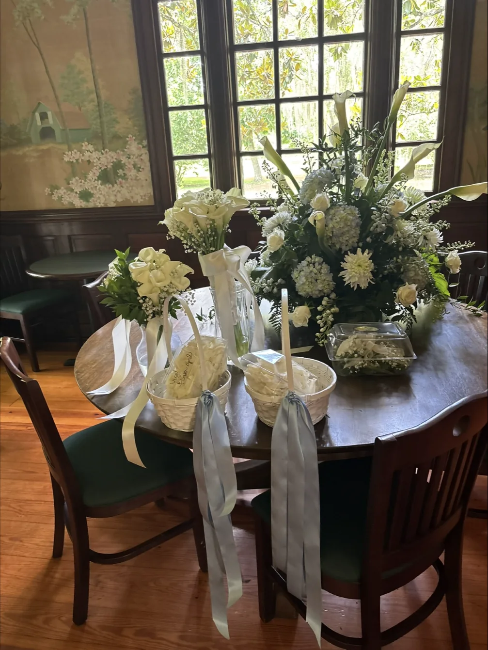 Elegant white floral design by Fleur de Farber